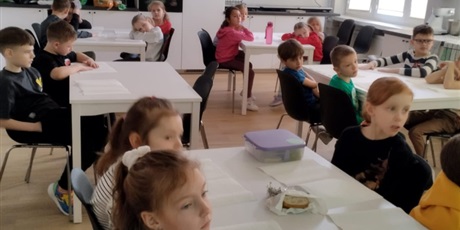 Powiększ grafikę: Klasa 1a w pracowni kulinarnej.