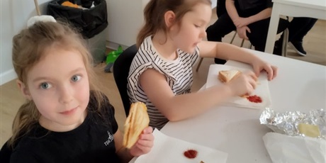 Powiększ grafikę: Klasa 1a w pracowni kulinarnej.