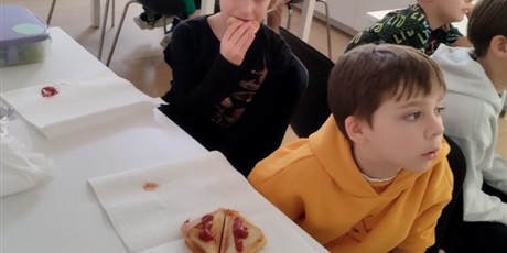 Powiększ grafikę: Klasa 1a w pracowni kulinarnej.