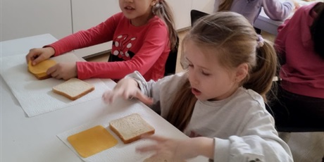 Powiększ grafikę: Klasa 1a w pracowni kulinarnej.