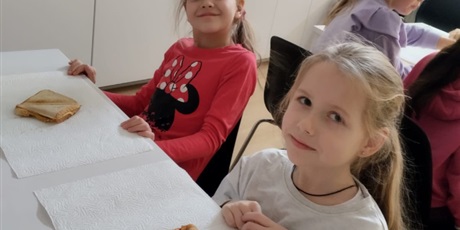 Powiększ grafikę: Klasa 1a w pracowni kulinarnej.