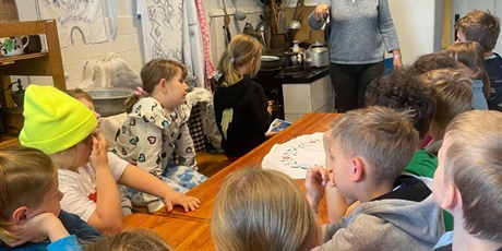 Powiększ grafikę: Uczniowie podczas wizyty w bibliotece