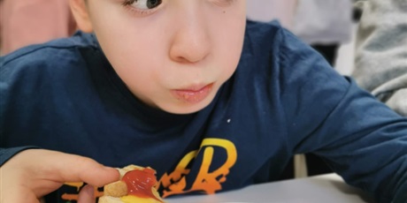 Powiększ grafikę: 3a-zamienila-sie-w-prawdziwych-malych-kucharzy-677738.jpg