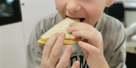 Powiększ grafikę: 3a-zamienila-sie-w-prawdziwych-malych-kucharzy-677739.jpg