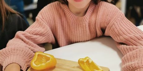 Powiększ grafikę: 3a-zamienila-sie-w-prawdziwych-malych-kucharzy-677742.jpg