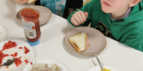 Powiększ grafikę: 3a-zamienila-sie-w-prawdziwych-malych-kucharzy-677743.jpg