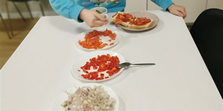 Powiększ grafikę: 3a-zamienila-sie-w-prawdziwych-malych-kucharzy-677744.jpg