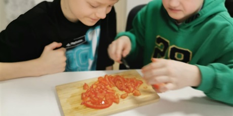 Powiększ grafikę: 3a-zamienila-sie-w-prawdziwych-malych-kucharzy-677748.jpg