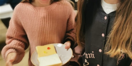 Powiększ grafikę: 3a-zamienila-sie-w-prawdziwych-malych-kucharzy-677749.jpg