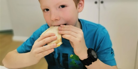 Powiększ grafikę: 3a-zamienila-sie-w-prawdziwych-malych-kucharzy-677751.jpg