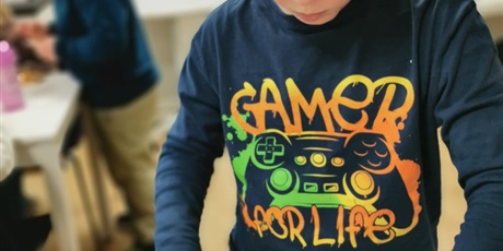 Powiększ grafikę: 3a-zamienila-sie-w-prawdziwych-malych-kucharzy-677753.jpg