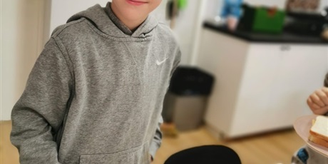 Powiększ grafikę: 3a-zamienila-sie-w-prawdziwych-malych-kucharzy-677754.jpg