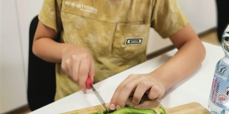 Powiększ grafikę: 3a-zamienila-sie-w-prawdziwych-malych-kucharzy-677755.jpg