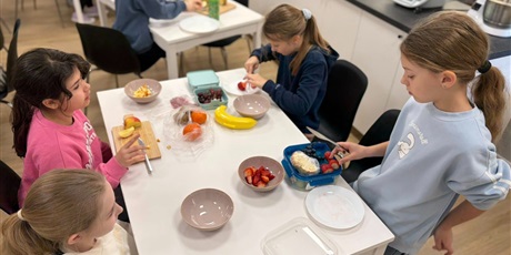 Powiększ grafikę: Uczniowie podczas zajęć