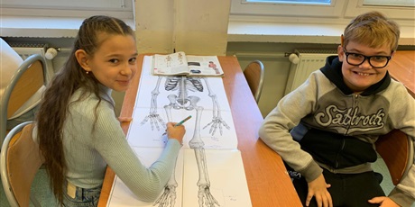 Powiększ grafikę: Uczniowie podczas zajęć