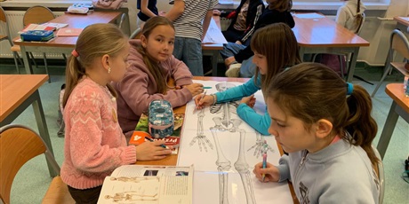 Powiększ grafikę: Uczniowie podczas zajęć