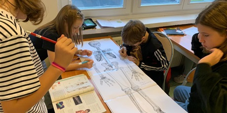 Powiększ grafikę: Uczniowie podczas zajęć