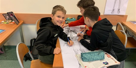 Powiększ grafikę: Uczniowie podczas zajęć