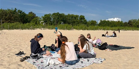 Powiększ grafikę: Klasa 6a na plaży