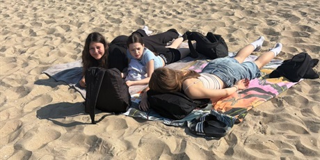 Powiększ grafikę: Klasa 6a na plaży