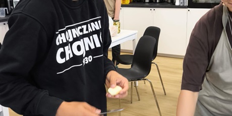 Powiększ grafikę: Uczniowie podczas warsztatów