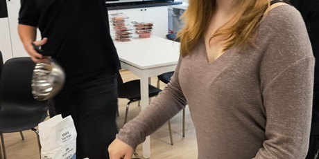 Powiększ grafikę: Uczniowie podczas warsztatów