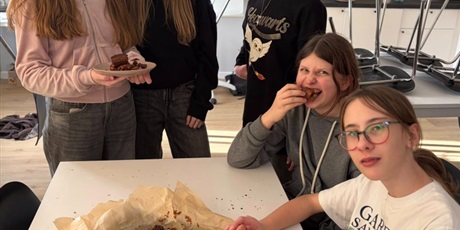 Powiększ grafikę: Uczniowie podczas warsztatów