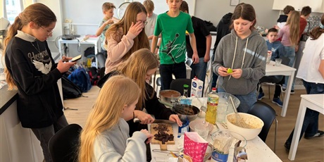 Powiększ grafikę: Uczniowie podczas warsztatów