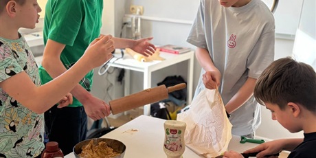 Powiększ grafikę: Uczniowie podczas warsztatów