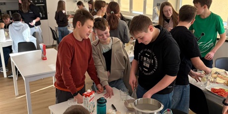 Powiększ grafikę: Uczniowie podczas warsztatów