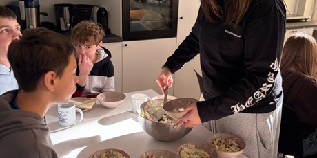 Powiększ grafikę: Uczniowie podczas warsztatów