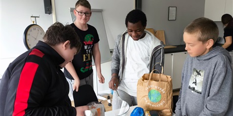 Powiększ grafikę: Uczniowie podczas zajęć