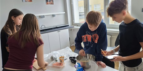 Powiększ grafikę: Uczniowie podczas zajęć