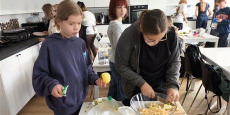 Powiększ grafikę: Uczniowie podczas zajęć