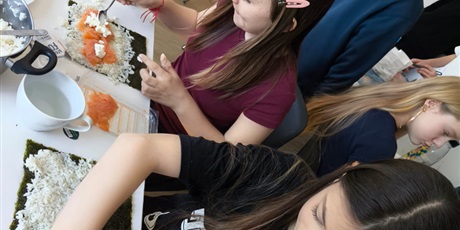 Powiększ grafikę: Uczniowie podczas zajęć