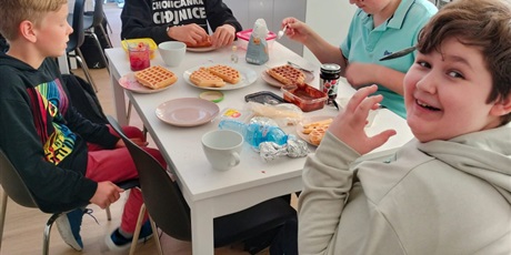 Powiększ grafikę: Uczniowie podczas zajęć