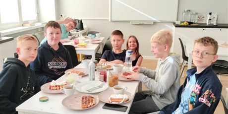 Powiększ grafikę: Uczniowie podczas zajęć