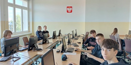 Powiększ grafikę: Uczniowie podczas zajęć