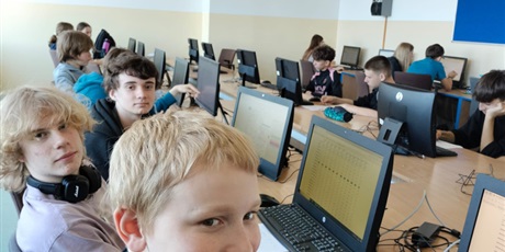 Powiększ grafikę: Uczniowie podczas zajęć