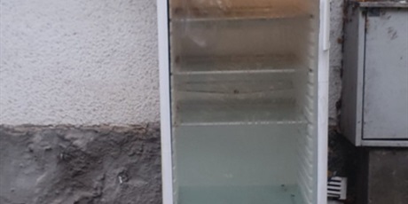 Powiększ grafikę: Uzupełnianie lodówki społecznej