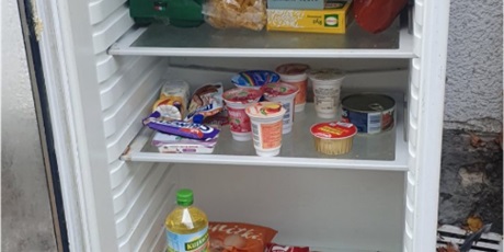 Powiększ grafikę: Uzupełnianie lodówki społecznej