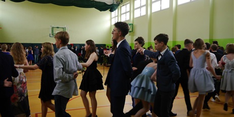 Powiększ grafikę: bal-absolwentow-2019-68042.jpg