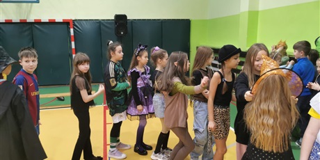 Powiększ grafikę: Bal karnawałowy w klasach młodych