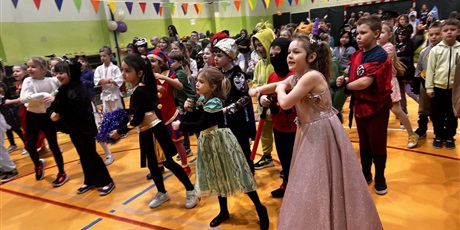 Powiększ grafikę: Bal karnawałowy w klasach młodych