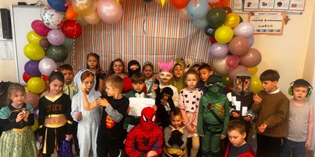 Powiększ grafikę: Bal karnawałowy w klasach młodych