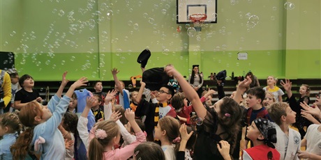 Powiększ grafikę: bal-karnawalowy-669371.jpg