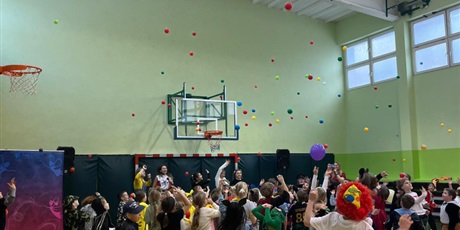 Powiększ grafikę: bal-karnawalowy-669373.jpg