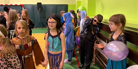 Powiększ grafikę: bal-karnawalowy-669380.jpg