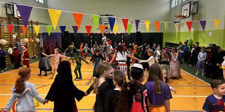 Powiększ grafikę: bal-karnawalowy-669383.jpg