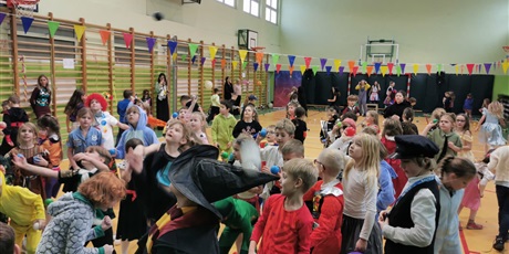 Powiększ grafikę: bal-karnawalowy-669393.jpg